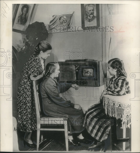 1954 Press Photo Trainees at the Kirzhach silk mill in Russia's Vladimir region