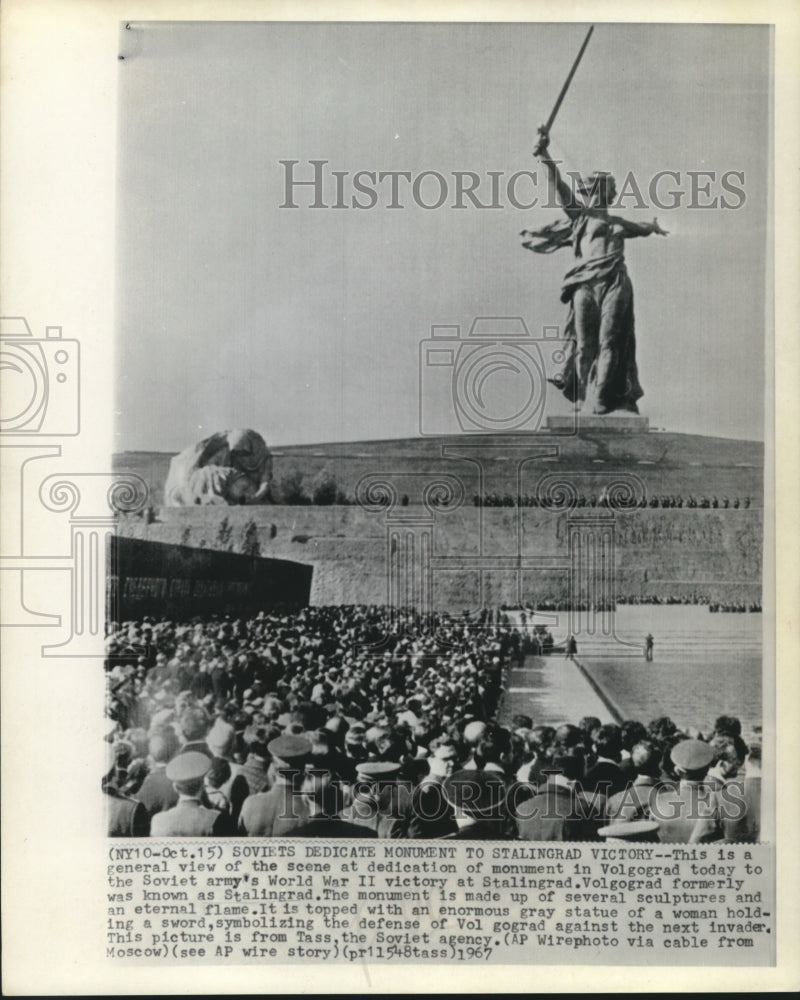 1967 Press Photo Russians gathered for World War II memorial dedication, Russia