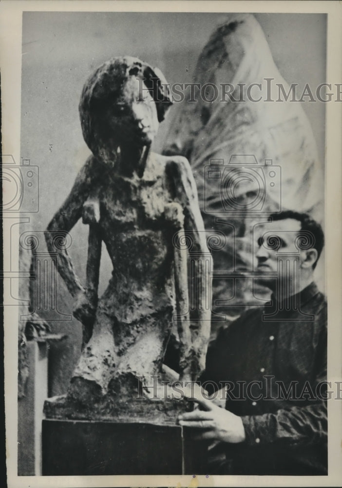 1962 Press Photo Soviet sculptor Gabriel Glikman and statue of Hiroshima victim.- Historic Images