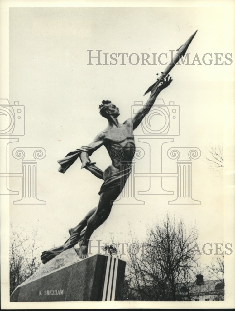 1959 Press Photo Statue in Moscow of youth launching cosmic rocket into space.- Historic Images