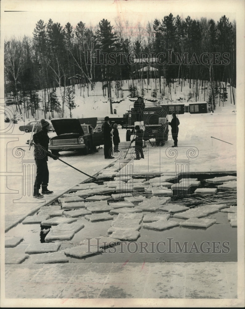 1972 Press Photo Barnstormers Snowmobile Club Ice Harvesting on Plum Lake- Historic Images