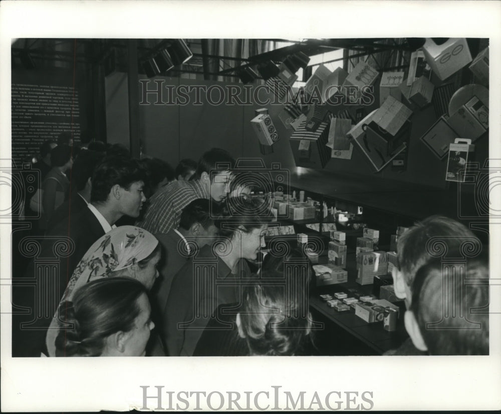 1963 Press Photo Visitors of &quot;Graphic Arts: USA&quot; exhibition in Alma Ata, Russia