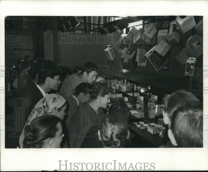 Load image into Gallery viewer, 1963 Press Photo Visitors of "Graphic Arts: USA" exhibition in Alma Ata, Russia
