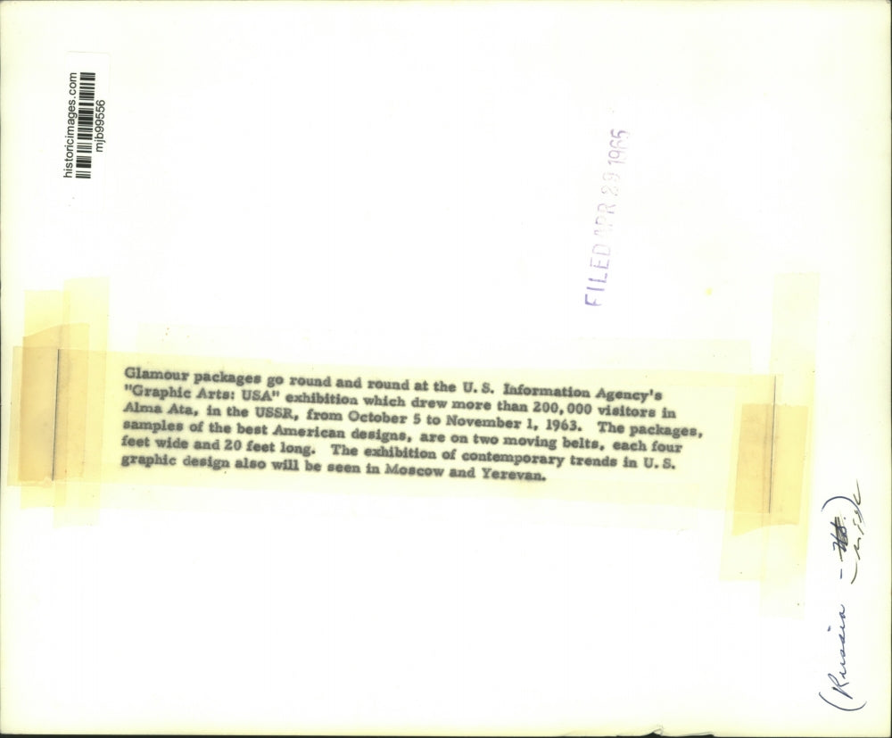 1963 Press Photo Visitors of "Graphic Arts: USA" exhibition in Alma Ata, Russia