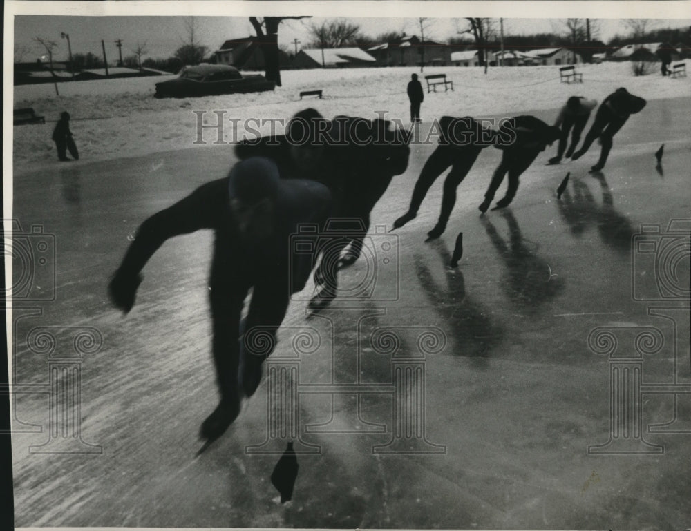 1959 Press Photo Senior skaters at McCarty Park competing in the five mile race.- Historic Images