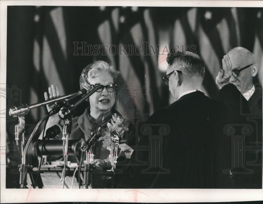 1963 Press Photo Mrs. Warren Smith, State Treasurer, taking oath - mjb99712
