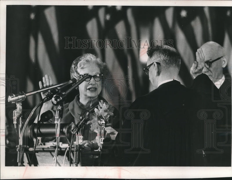 Load image into Gallery viewer, 1963 Press Photo Mrs. Warren Smith, State Treasurer, taking oath - mjb99712
