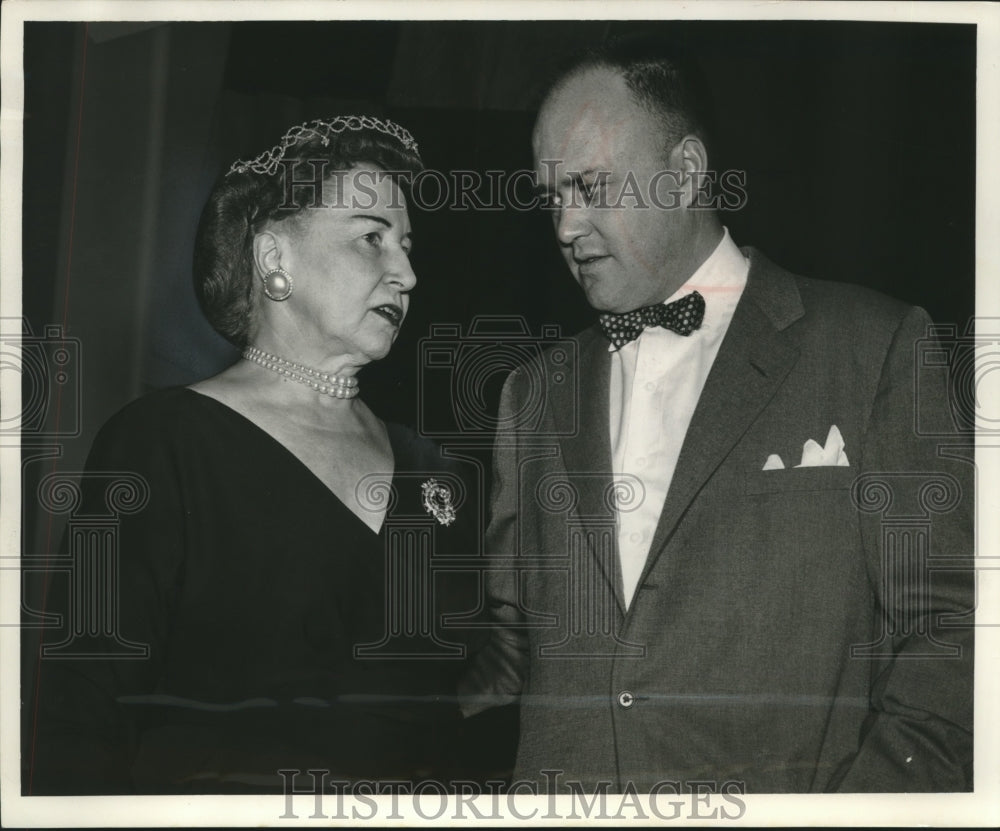 1955 Press Photo Mrs. Lawrence Smith speaks with Congressman Melvin Laird- Historic Images