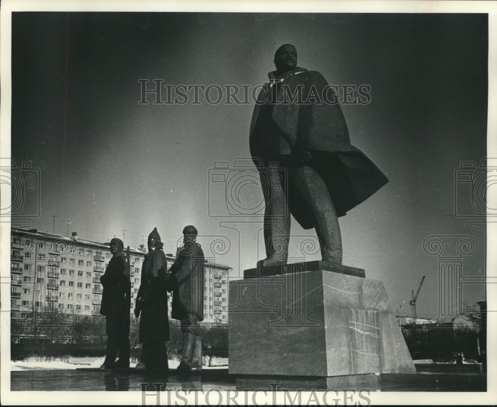 1973 Press Photo Statue of Lenin in main city square of Novosibirsk- Historic Images