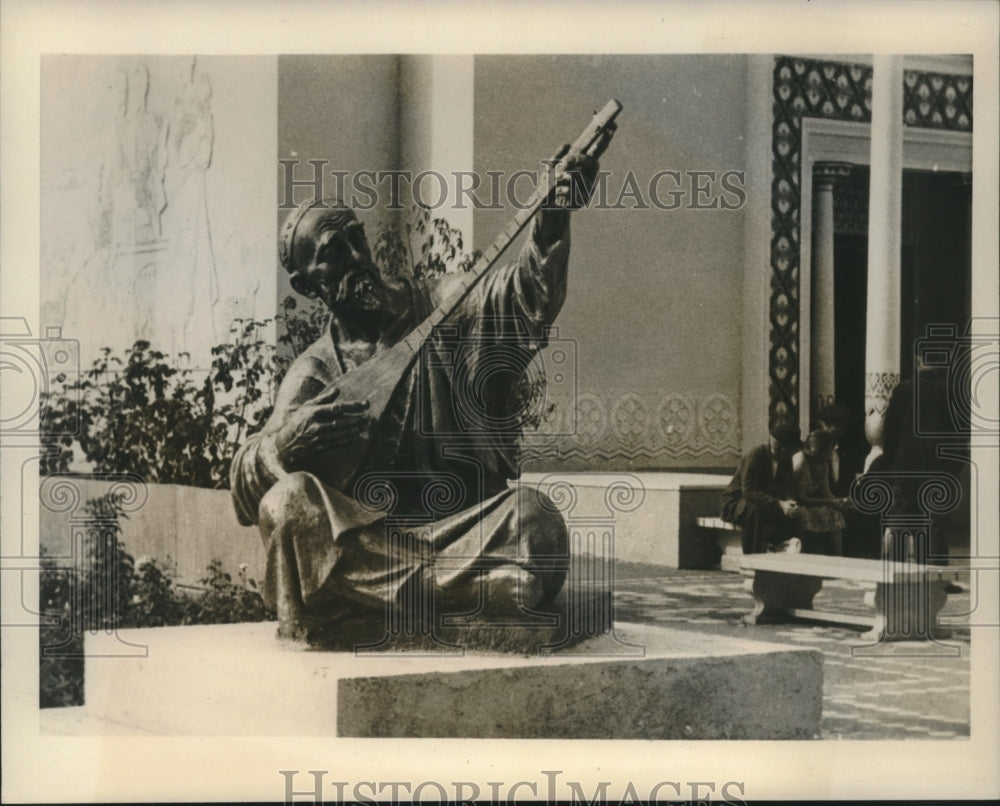 1941 Press Photo Unique statue admires aesthetic pursuits - Historic Images