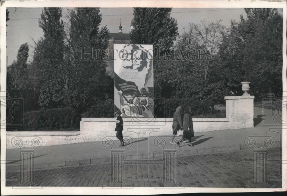 1967 Press Photo A poster in Soviet city of Kharkov to unite draws, Russia