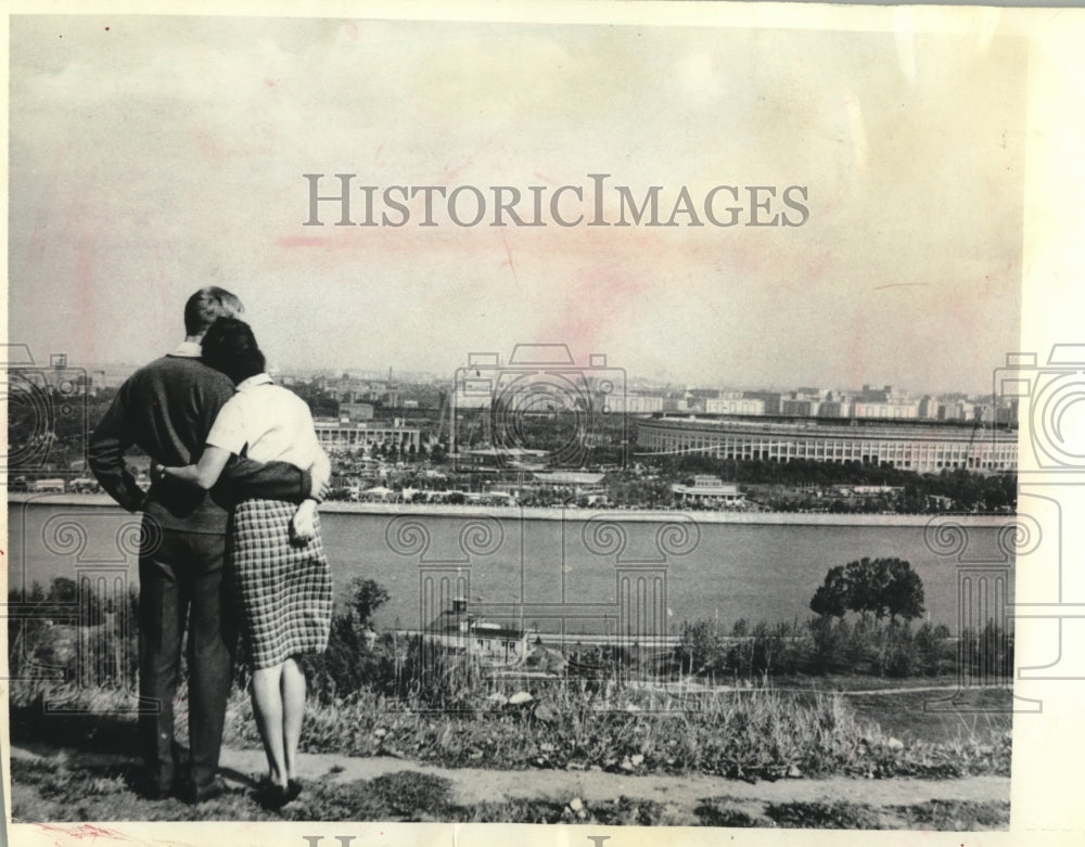 1964 Press Photo A couple enjoyed view of Moscow from Lenin hills, Russia- Historic Images