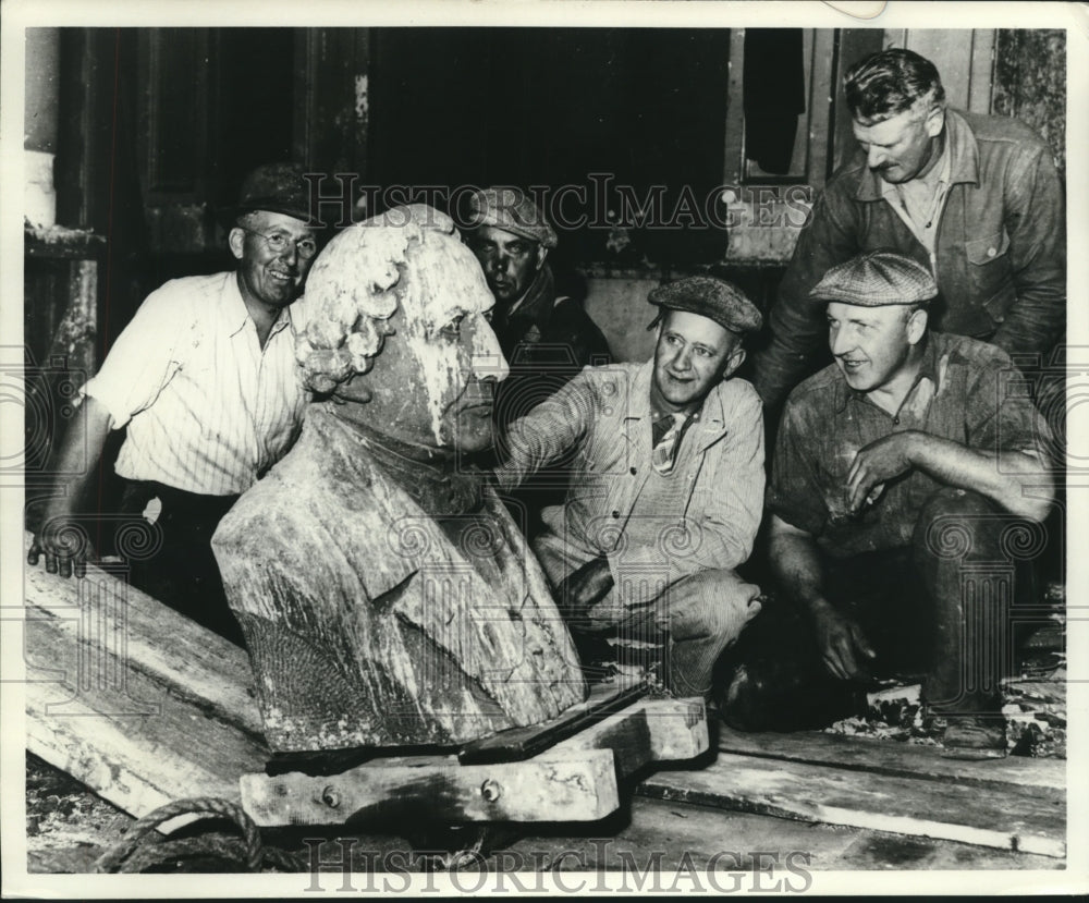 1939 Press Photo Workmen admiring Soloman Juneau bust, founder of Milwaukee- Historic Images