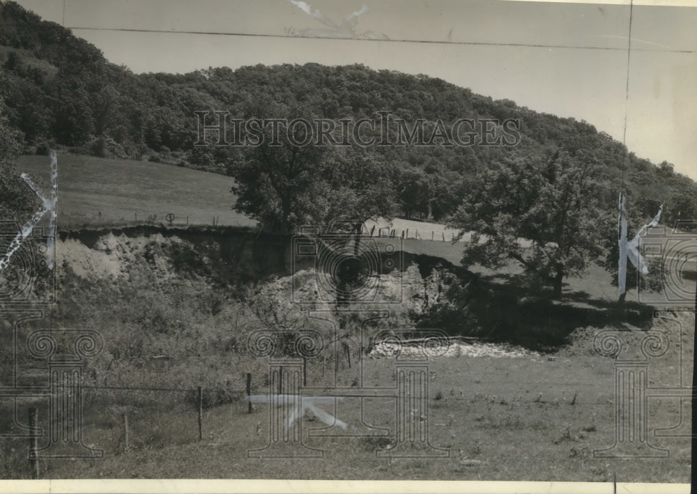 1938 Press Photo A gully eating into a hillside field west of Coon Valley.- Historic Images