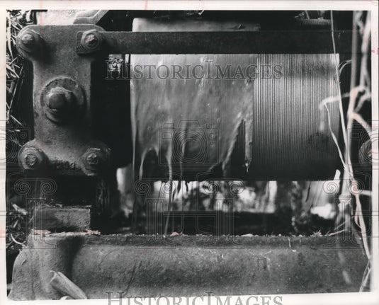 1963 Press Photo Serrated rollers pressing the thick syrup from Sorghum cane.- Historic Images