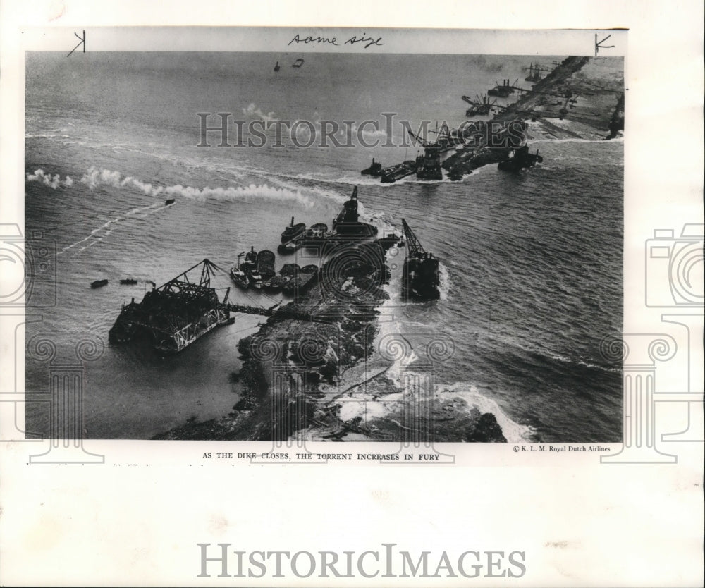 1961 Press Photo Dutch engineers complete building of Dikes for encroaching sea.- Historic Images