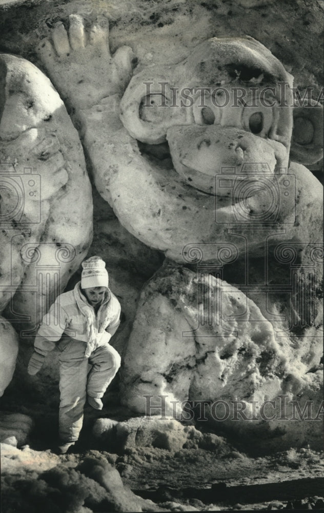 1990 Press Photo Courtney Thorpe on a monkey snow carving at Cutler Park- Historic Images