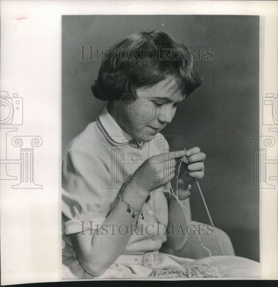 1959 Press Photo Princess Maria Christina of the Netherlands, knitting