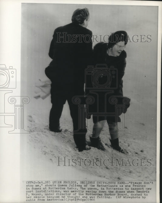 1966 Press Photo Queen Juliana of the Netherlands frolics in dunes at Rotterdam- Historic Images