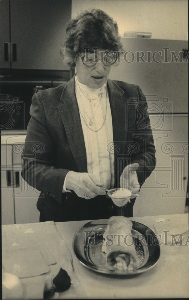 Load image into Gallery viewer, 1984 Press Photo Mary Ann Spangler Making Strawberry Creme Roll in Milwaukee
