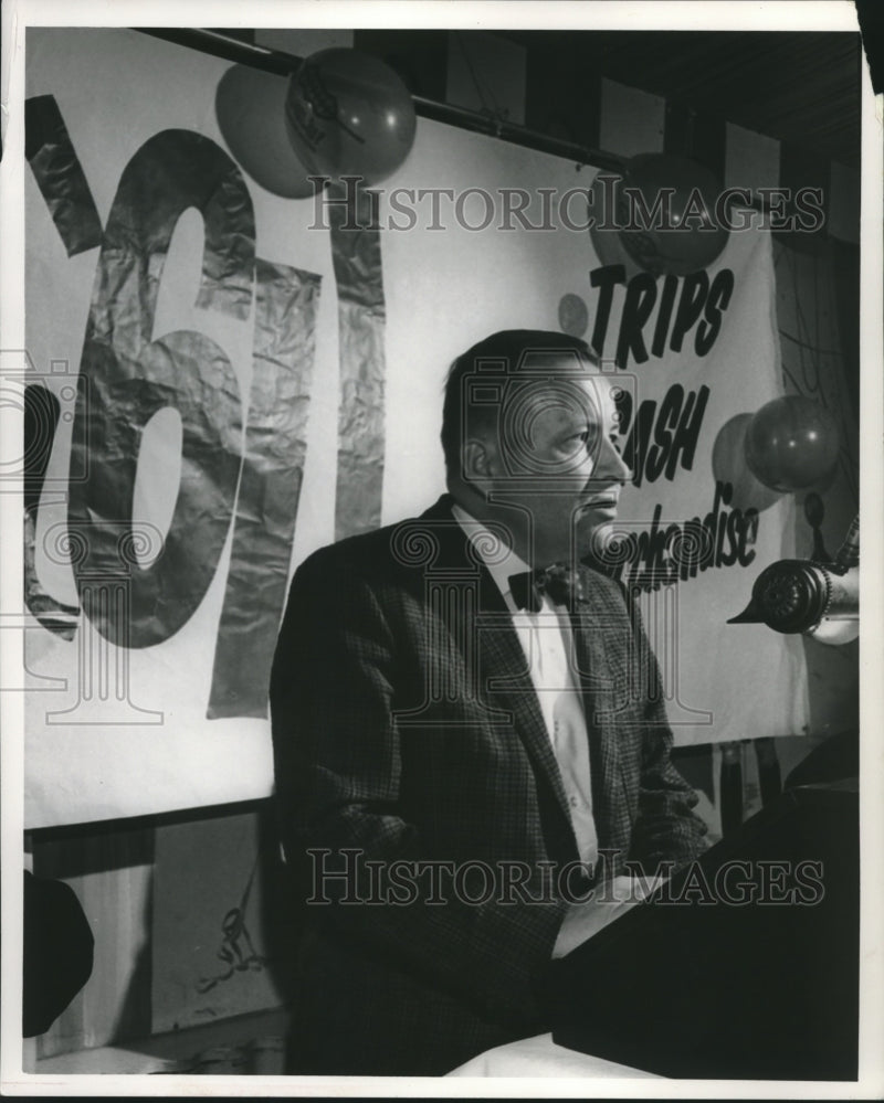 Load image into Gallery viewer, 1961 Press Photo Wisconsin hotel, circulation dinner, Harry Sonneborn
