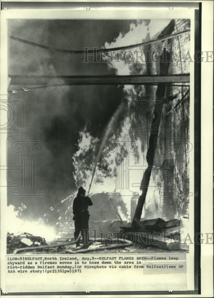 1971 Press Photo Fire in riot-ridden Belfast, North Ireland- Historic Images