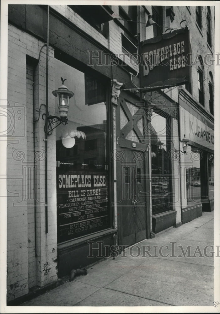 1964 Press Photo Fritz Gust&#39;s restaurant, Someplace Else- Historic Images