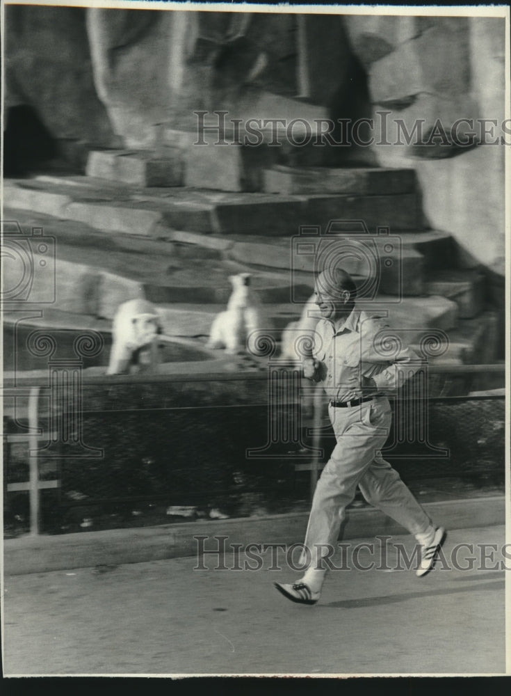 1972 Press Photo George Speidel warmed up for Wisconsin Marathon, Mayfair center- Historic Images