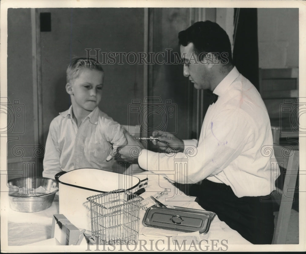1955 Press Photo National Institute of Health physician inoculates child