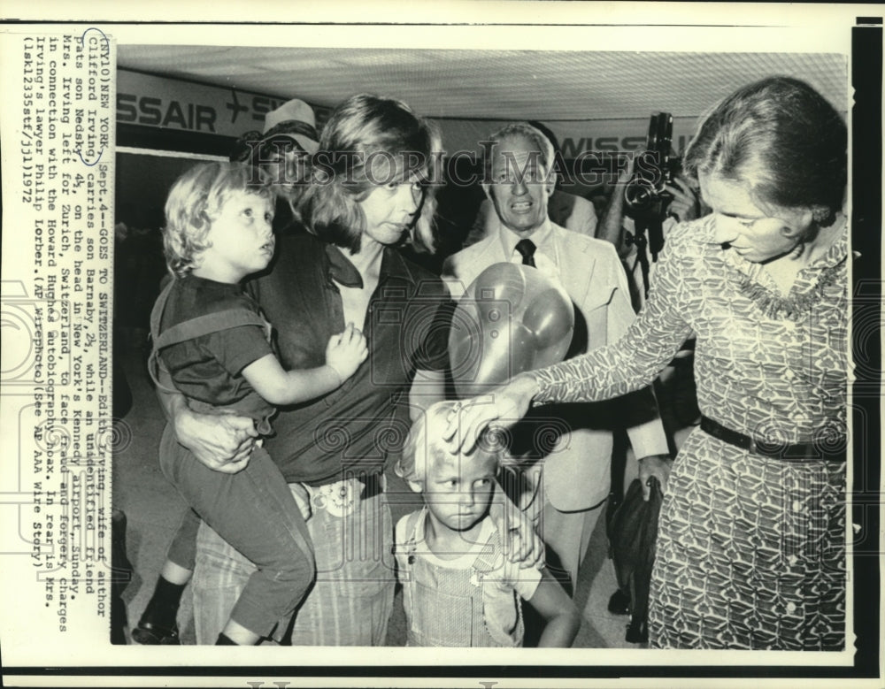 1972 Press Photo Edith Irving, wife of author Clifford with others New York