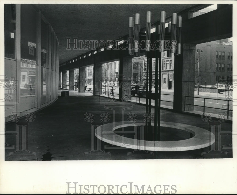 1965 Press Photo Ground Floor Plaza in the IBM Building in Milwaukee, Wisconsin- Historic Images