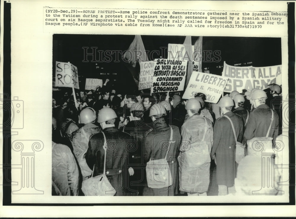 1970 Press Photo Rome police clash with demonstrators at Spain&#39;s Vatican Embassy- Historic Images