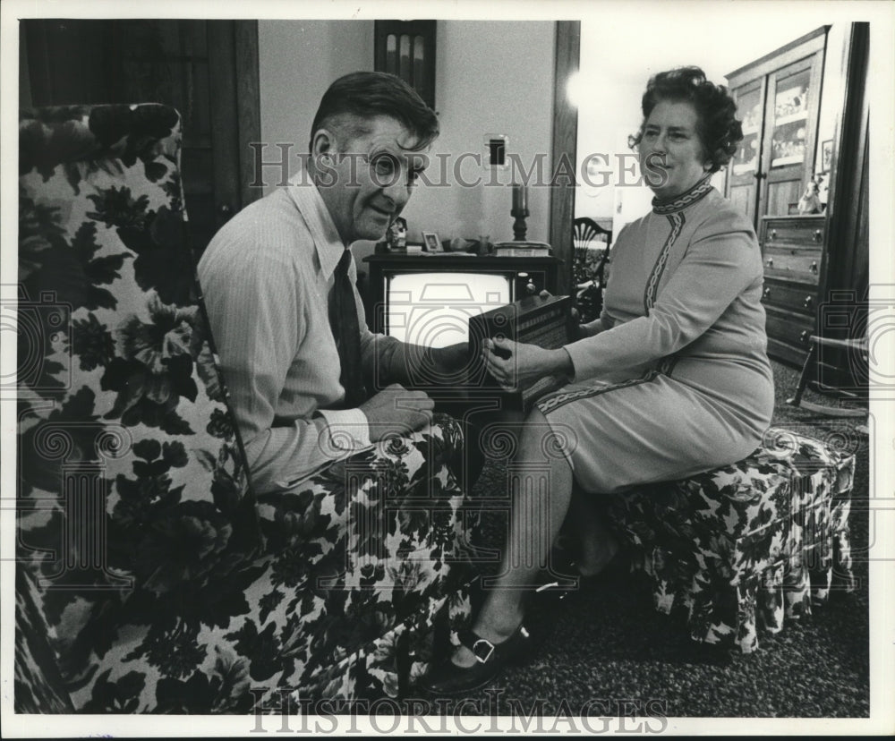 1972 Press Photo Merrill Stalbaum and wife sit in living room of home- Historic Images