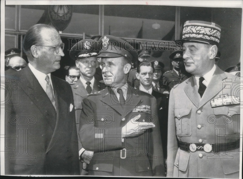 Load image into Gallery viewer, 1955 Press Photo Gen. Hans Speidel, Brig. Gen. Henri Lehr and Alfred Gruenther
