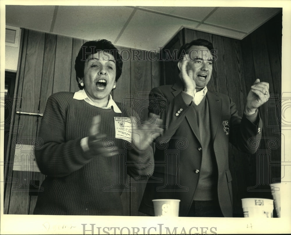 1987 Press Photo Donna Shalala, Governor Thompson cheering at Badgers game- Historic Images