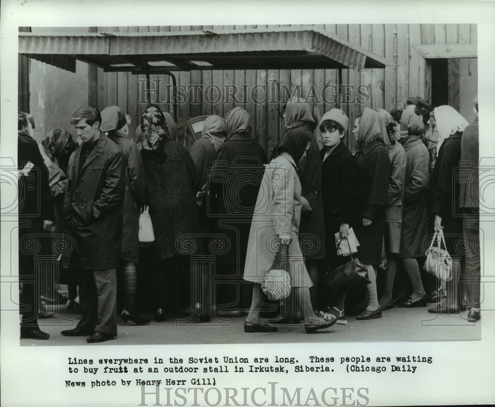 1967 Press Photo Long food lines in Soviet Union, including in Irkutsk, Siberia- Historic Images