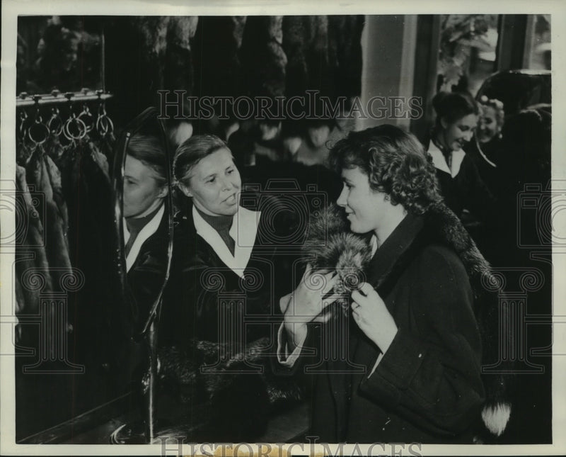 Load image into Gallery viewer, 1959 Press Photo Costly items purchased in Soviet Union via Installment Buying
