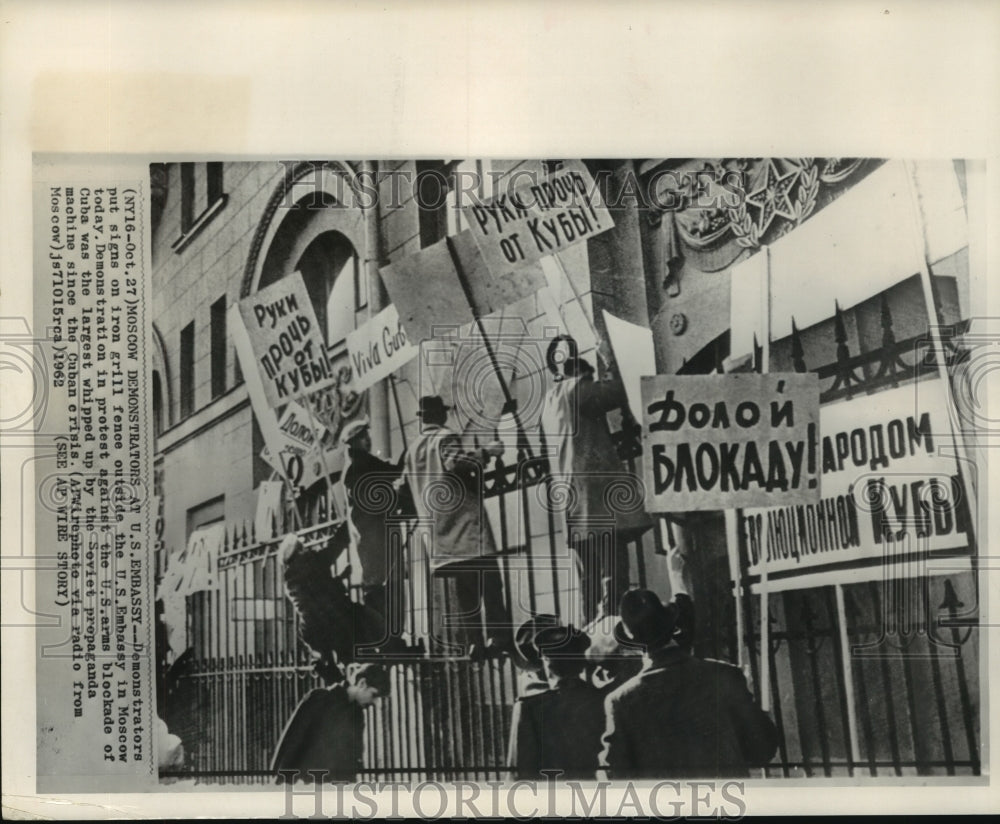 1962 Press Photo Demonstrators put signs on fence outside U.S. Embassy, Russia- Historic Images