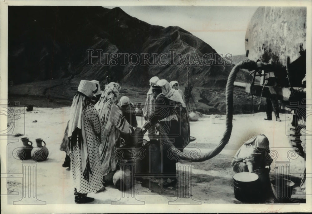 1968 Press Photo Natives of Tadzhik Soviet republic fill cans from water truck