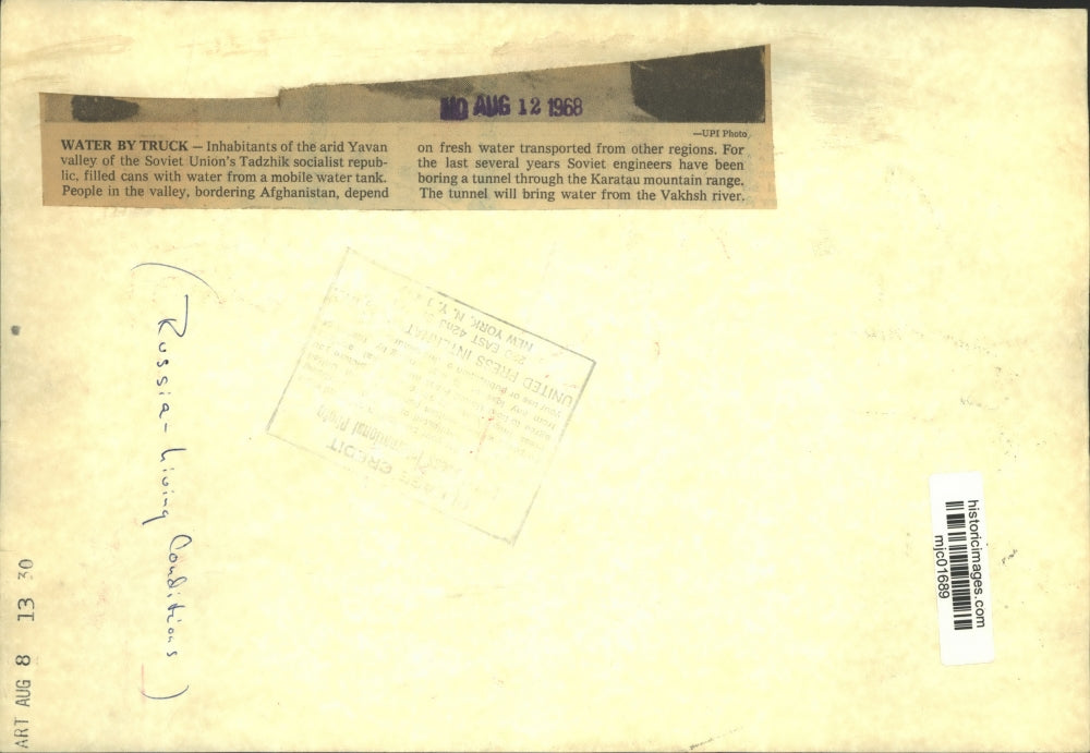 1968 Press Photo Natives of Tadzhik Soviet republic fill cans from water truck