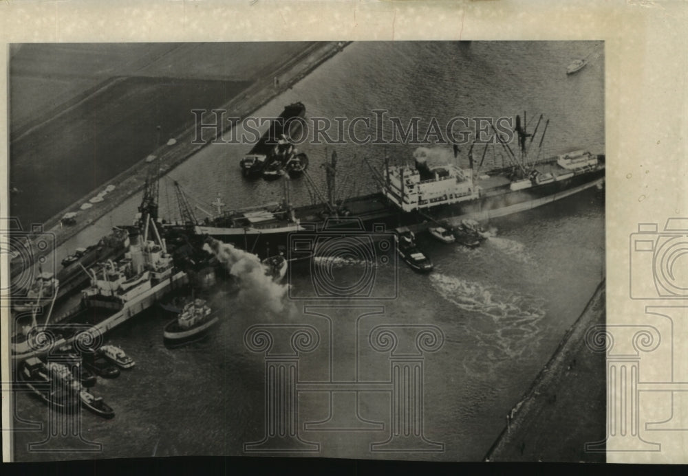 1964 Press Photo Tugs work to pull collided freighters apart, Amsterdam harbor- Historic Images