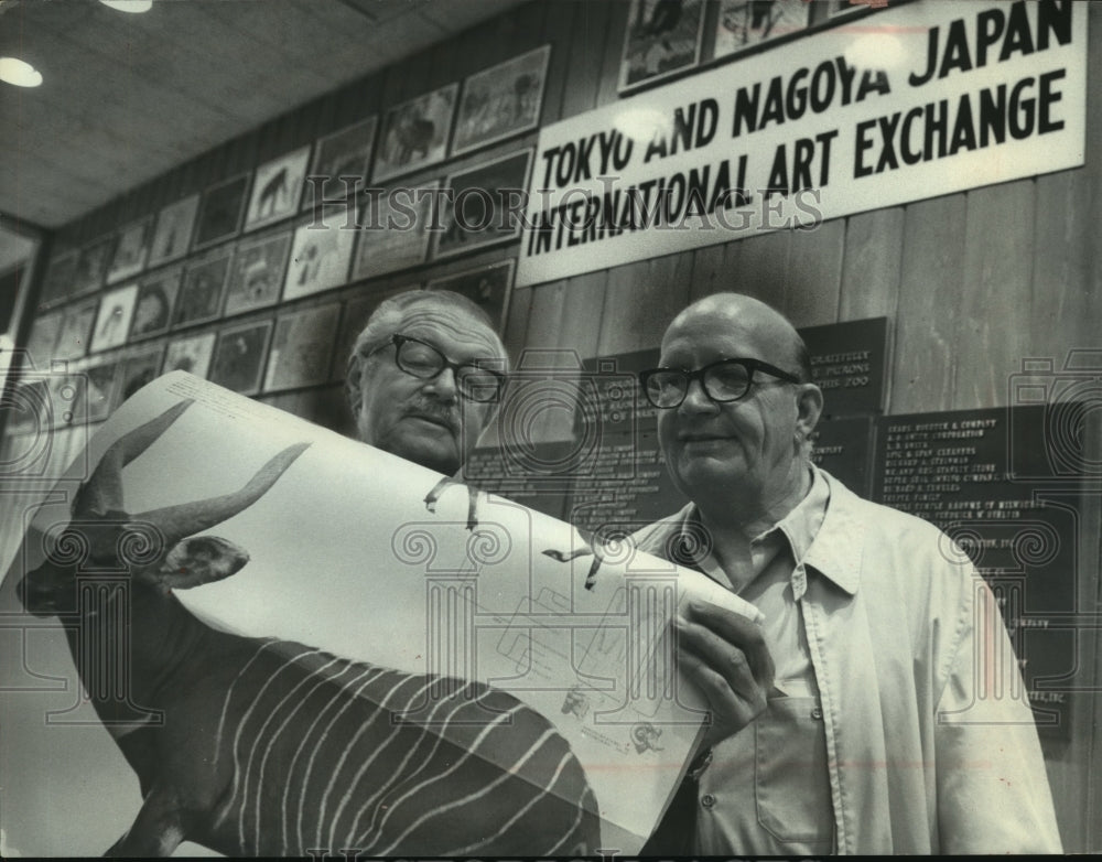 1974 Press Photo George Speidel, Walter Kroening, looking at art from youth.- Historic Images