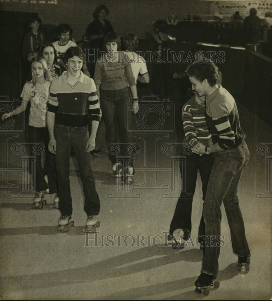 1977 Press Photo West Allis rink Wisconsin Skate University. - mjc02254- Historic Images