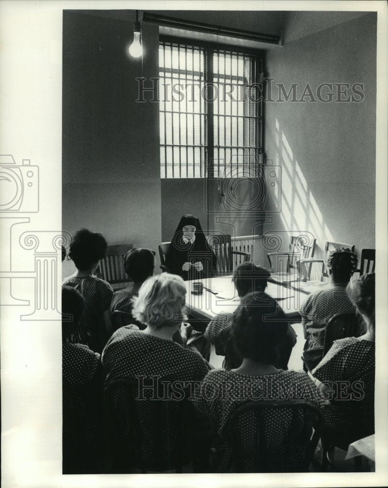 1965 Press Photo Sister Mary Eugenia visiting Women in County Jail - mjc02476- Historic Images