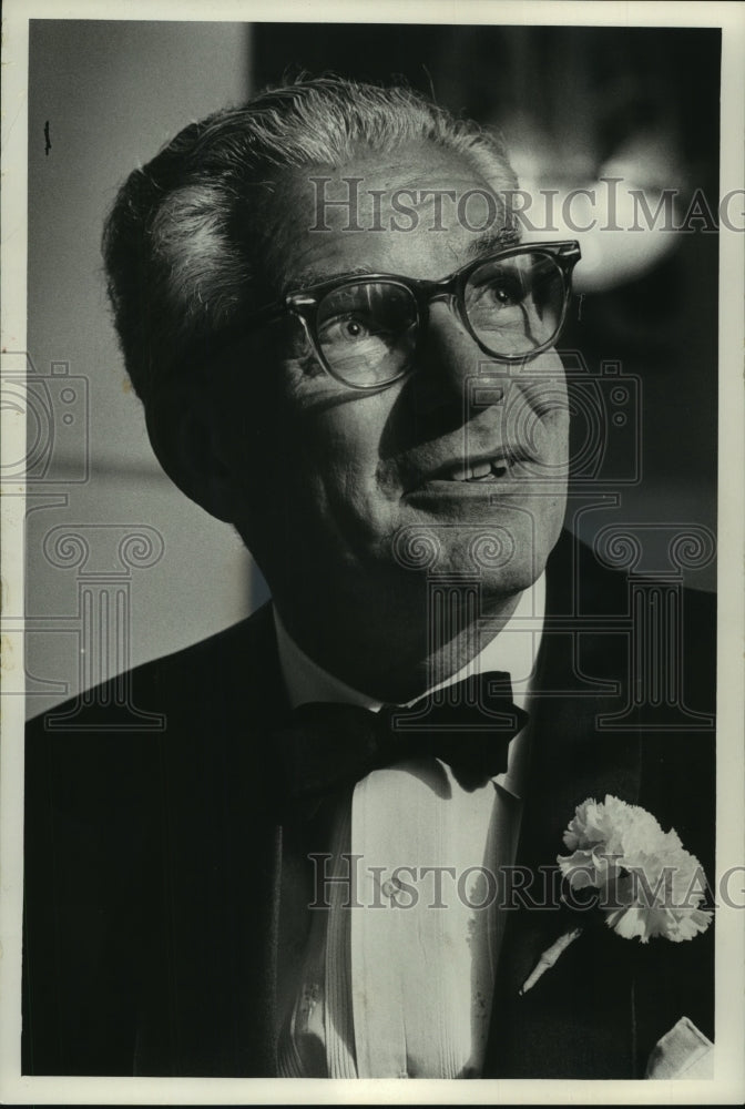 1964 Press Photo Dwayne Orton, education consultant at IBM speaks at graduation- Historic Images