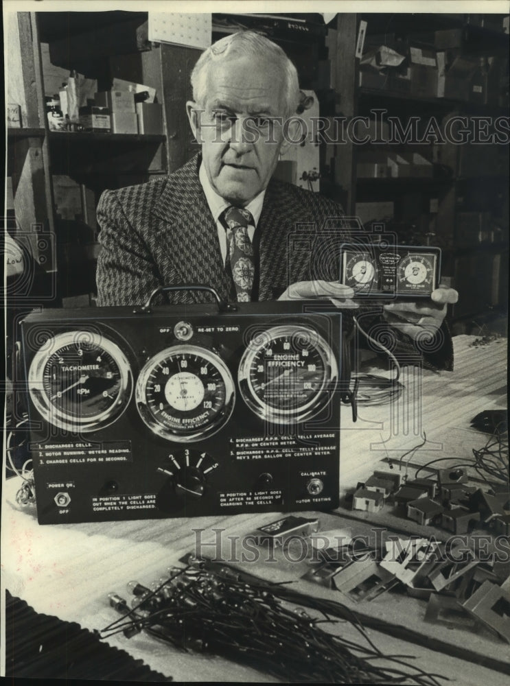 1967 Press Photo Perce Sorenson, with his gasoline mileage meters for cars- Historic Images