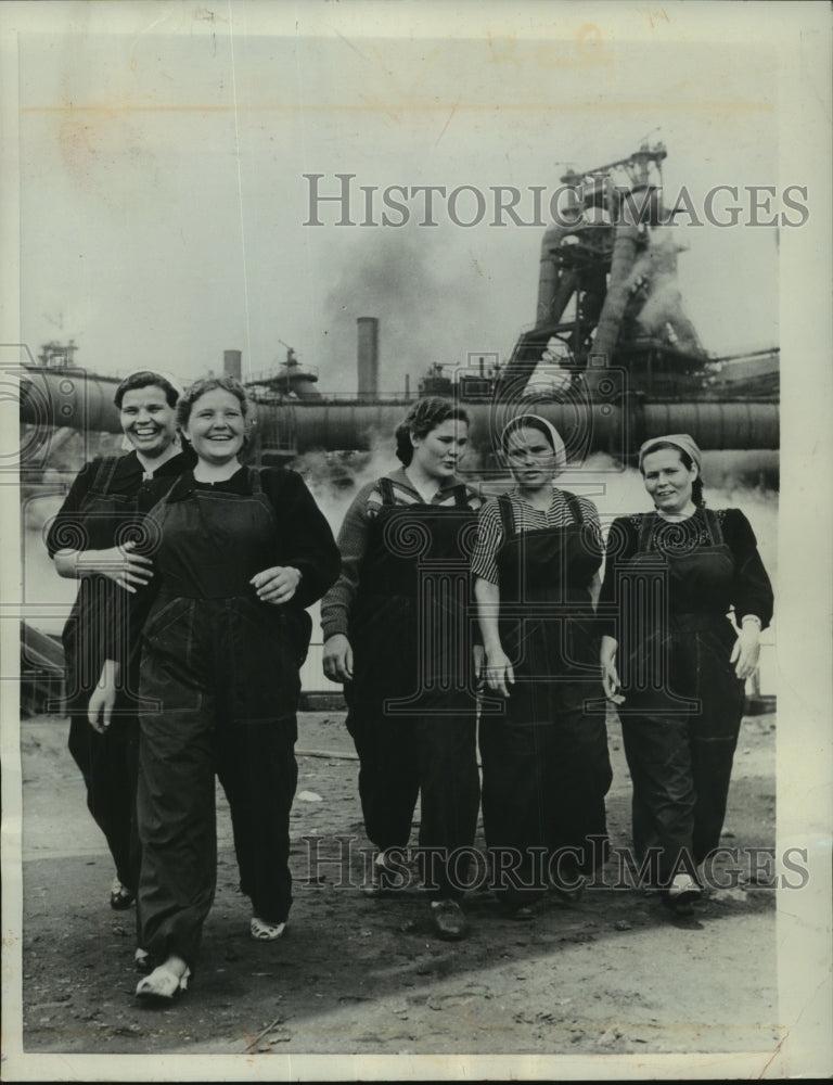 1958 Press Photo Khudovekova sisters work at steel mill in Magnitogorsk- Historic Images
