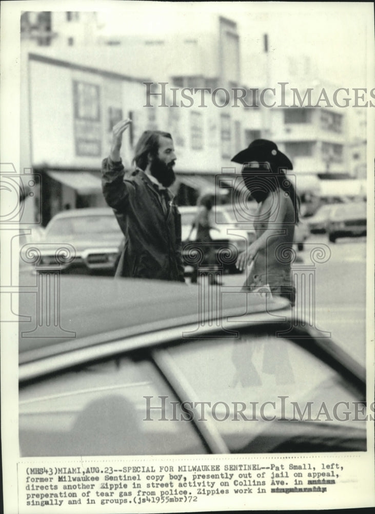 1972 Press Photo Pat Small Directs A Zippie On Collins Avenue To Prepare For Gas- Historic Images