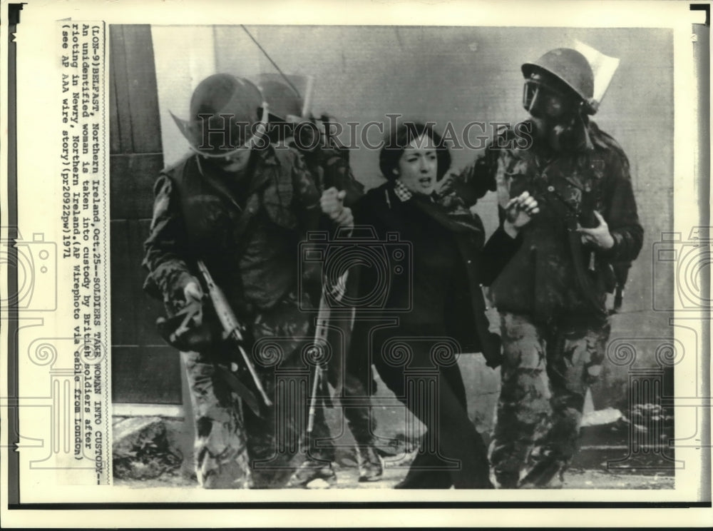 1971 Press Photo British Soldiers Take Woman Into Custody After Rioting, Ireland- Historic Images