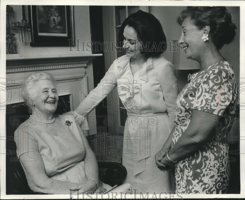 1968 Press Photo Mrs. Herman Uihlein visited with Patricia Craig and her mother- Historic Images